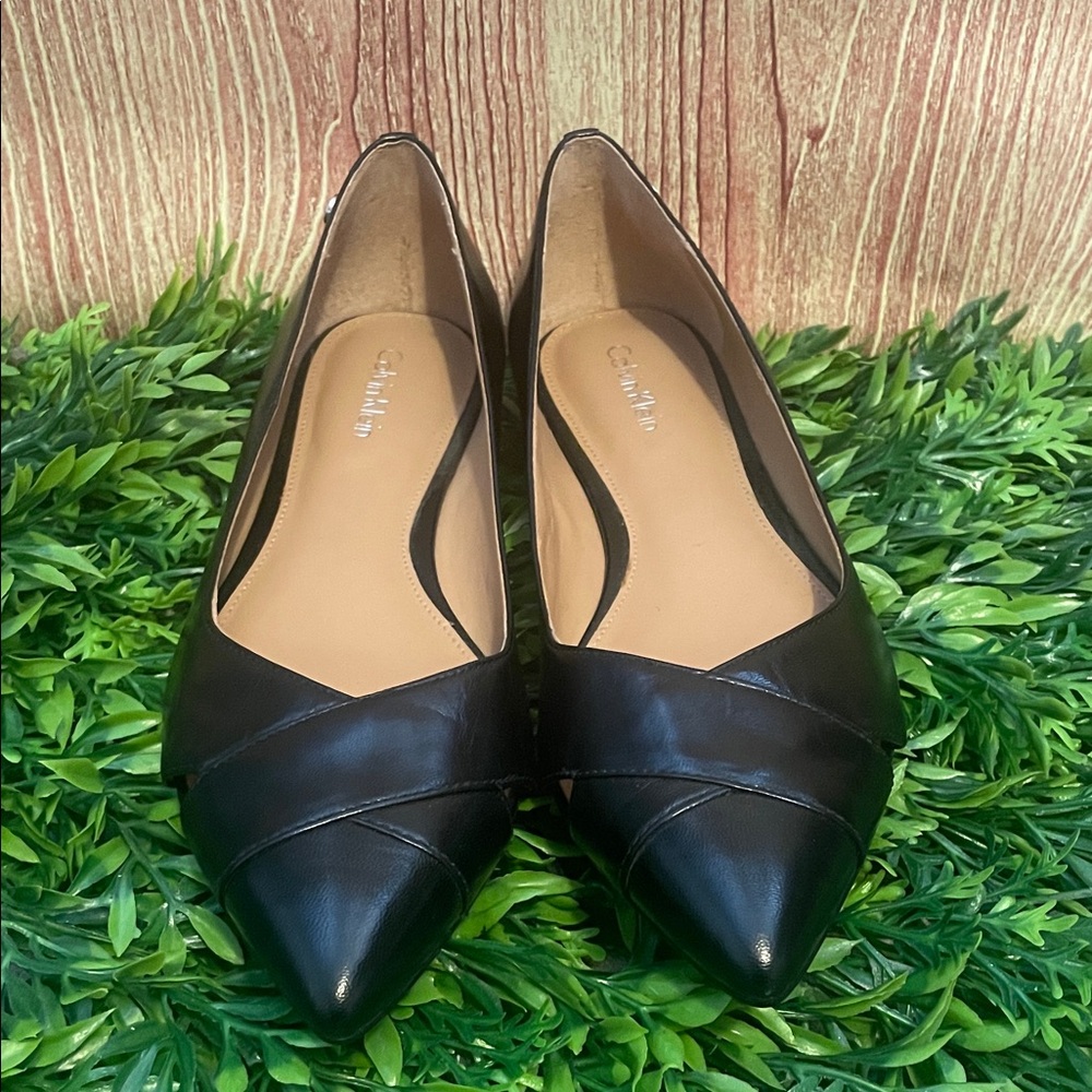 Calvin Klein Women’s Gailia Black Leather Flats Shoes - Picture 2 of 10